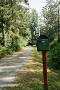 Alter Briefkasten an einem ländlichen Weg – Symbol für Kommunikation und Immobilienvermittlung mit Forstwald Immobilien.