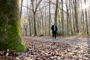 Immobilienmakler von Forstwald Immobilien beim Spaziergang im Forstwald Krefeld – lokale Verbundenheit und Immobilienexpertise.