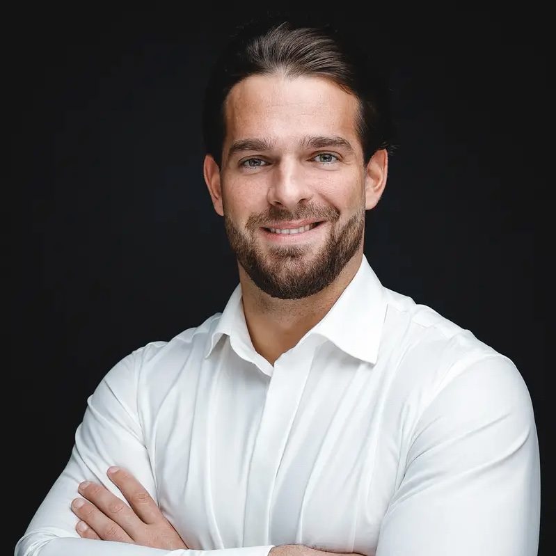 Professionelles Porträt Gründers von Forstwald Immobilien in Krefeld.
