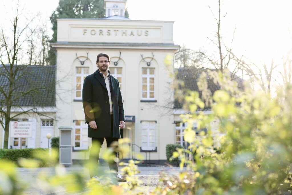Immobilienmakler von Forstwald Immobilien vor dem historischen Forsthaus in Krefeld – regionale Immobilienkompetenz.