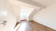 Schlafzimmer - Charmante Dachgeschosswohnung: Helle 2 Zimmer + Garage