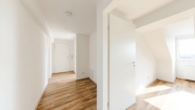 Flur - Charmante Dachgeschosswohnung: Helle 2 Zimmer + Garage