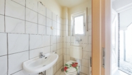 Gäste-WC - Ruhiges, zentrales Reihenhaus mit Ausbaupotenzial – hell, komfortabel und familienfreundlich