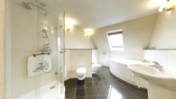 Badezimmer - Krefeld-Forstwald! Elegante Doppelhaushälfte in zweiter Reihe mit viel Charme und Komfort