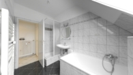 Badezimmer - Helle 2-Zimmer-Dachgeschosswohnung mit Balkon
