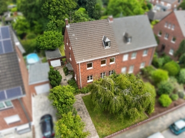Rohdiamant am Kempener Feld/Baackeshof: Zweifamilienhaus in begehrter Wohnlage sucht Visionär, 47804 Krefeld, Zweifamilienhaus