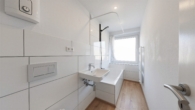 Badezimmer - Modernisierte 3-Zimmer-Wohnung mit Loggia und Garage