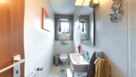 Gäste-WC - Ungewöhnliche Gelegenheit für Kapitalanleger! Attraktive Doppelhaushälfte in Krefeld-Oppum